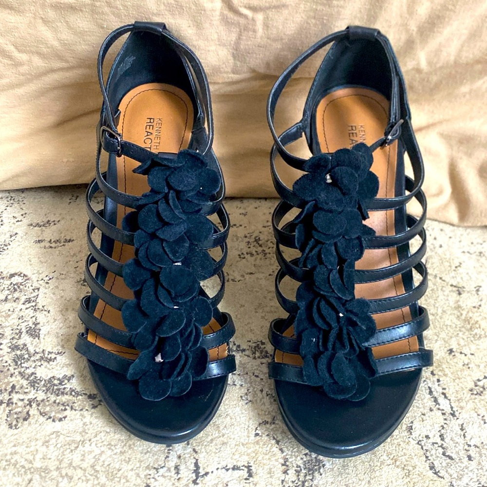 Kenneth Cole reaction black strapping flower heels